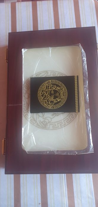 Vand tacâmuri sant noi in cutie.