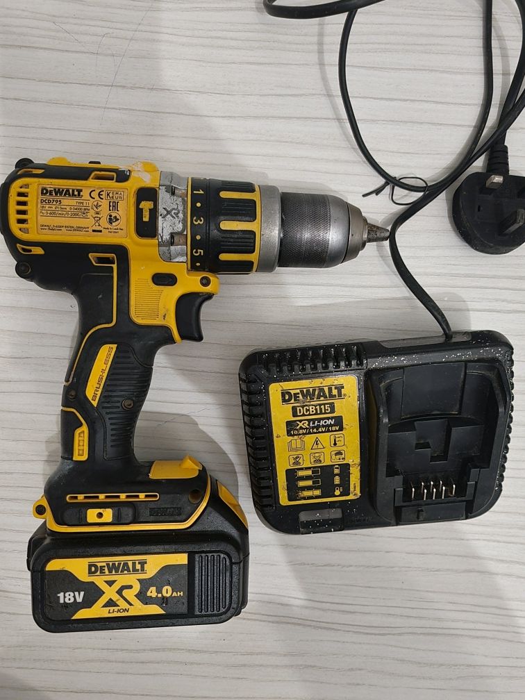 Filetanta Brushless Dewalt DCD795, baterie 4 Ah + incarcator