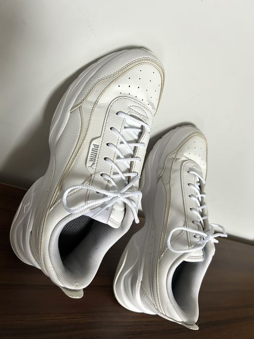 PUMA- бели обувки.