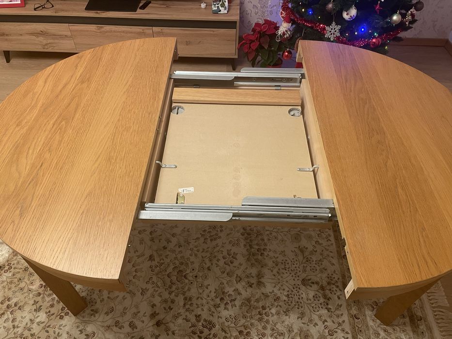 Masa rotunda extensibila din lemn. IKEA