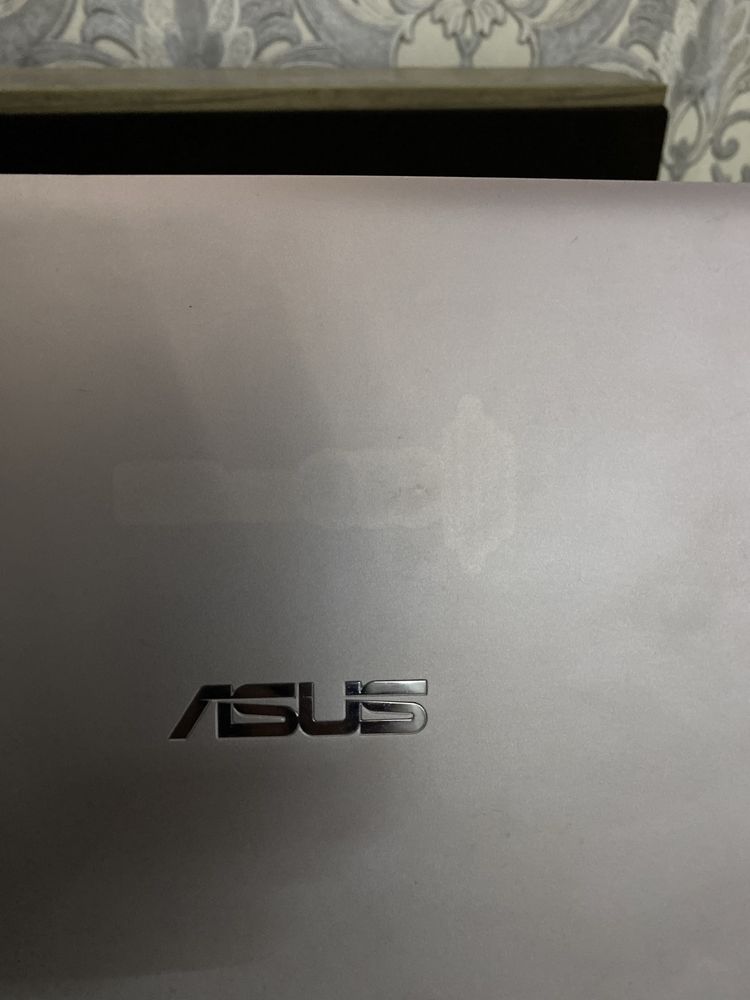 Asus UX305LA notebook sotladi