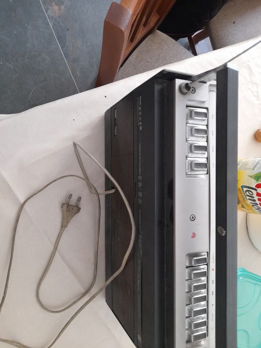 Vind radiocasetofon RADIORECORDER cu mici defecte