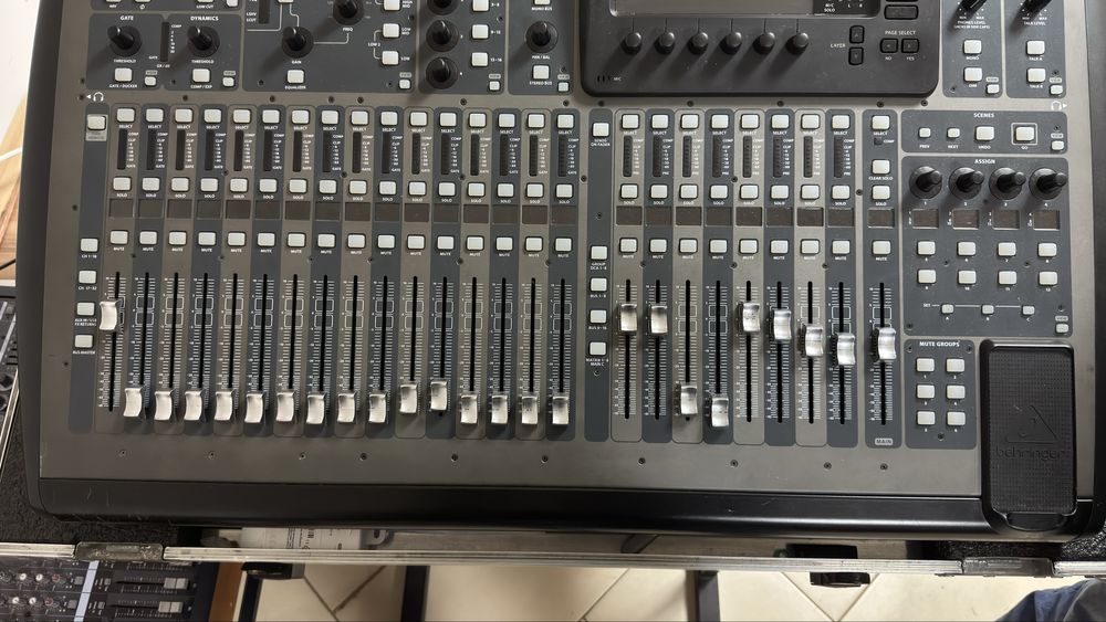 Дигитален миксер Behringer X32