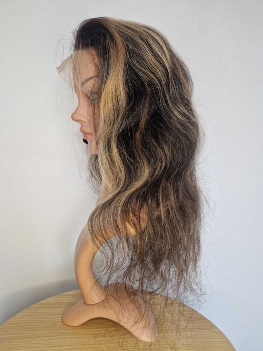 60 см естествена чуплива тъмно кафява перука с руси кичури с дантела