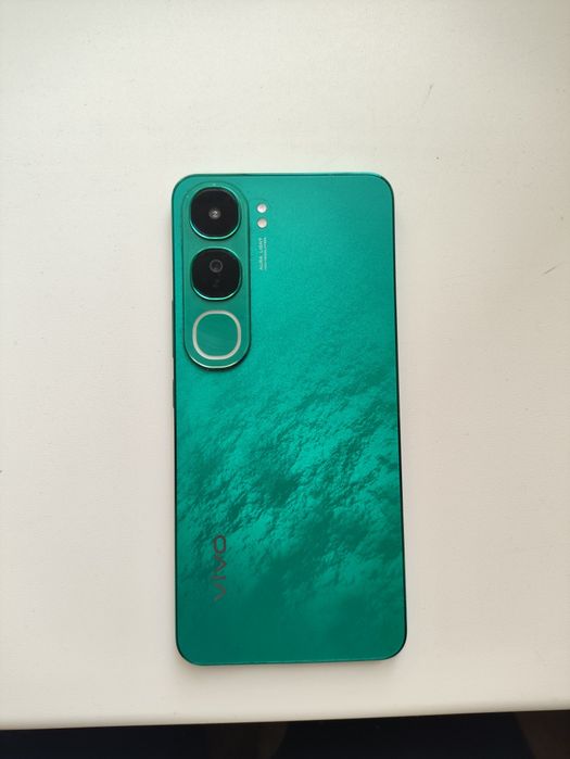 Продам смартфон Vivo V40
