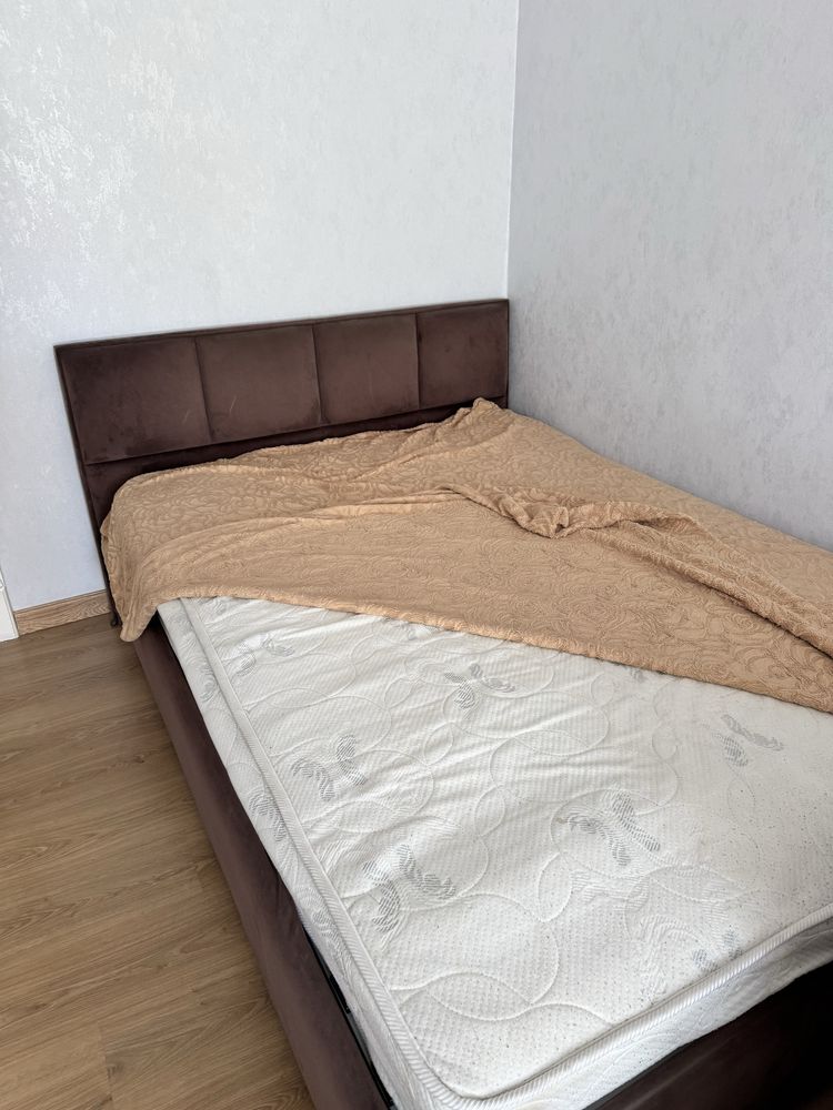 Продам кровать с матрасом