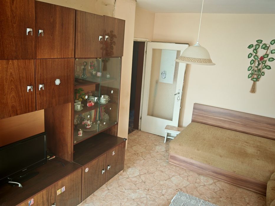 Продава двустаен апартамент в кв Дружба 1