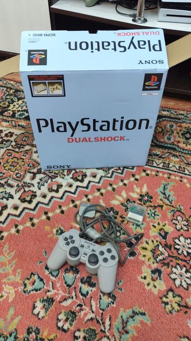 Продам коробку пс1 фат,джойстик оригинал и карту памяти