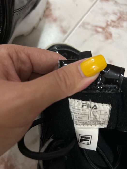 Дамски спортни обувки FILA