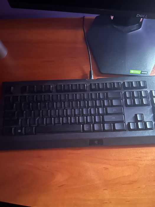 Vând monitor Dell 144hz de gaming și tastatură razor
