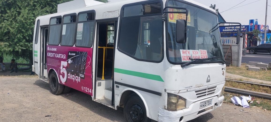 Isuzu np37 2013 avtobus