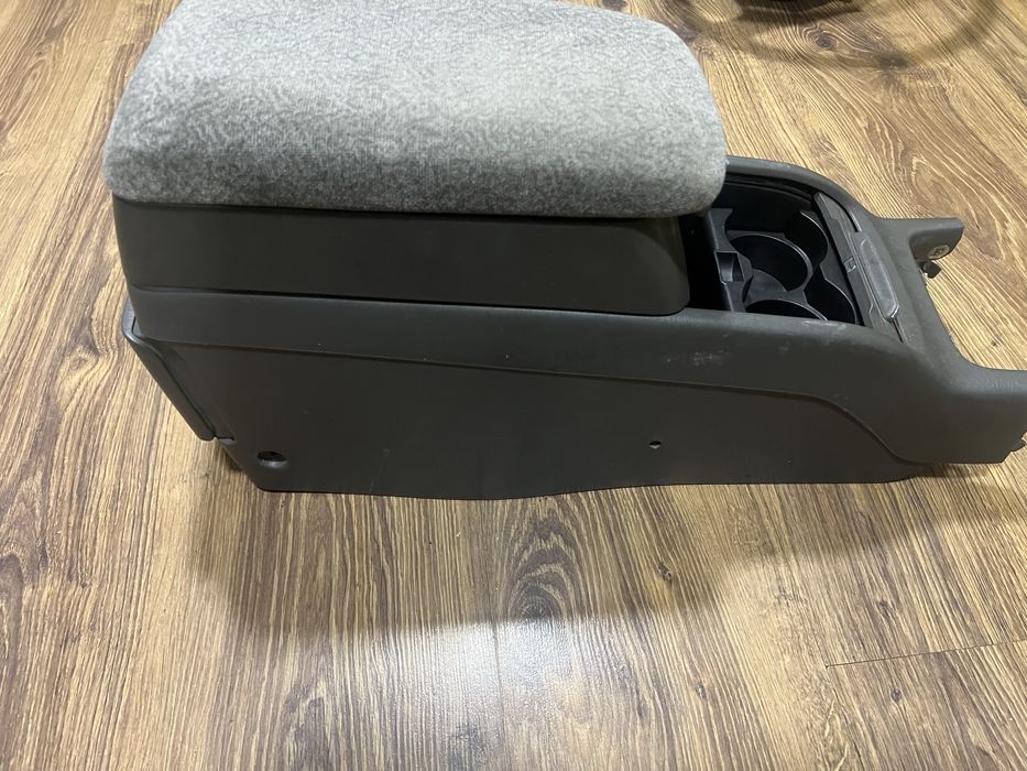 Продам подлокотник хлебница на Toyota mark 2
