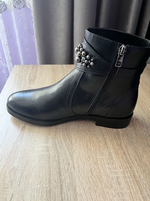 Чисто нови дамски боти