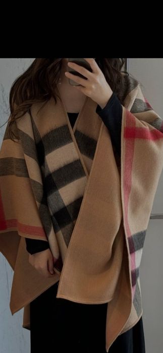 Poncho Burberry model 2026-iarnă, 2 modele
