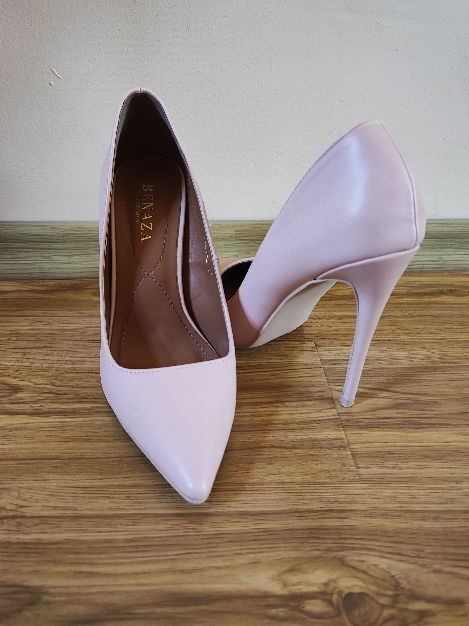 Pantofi stiletto