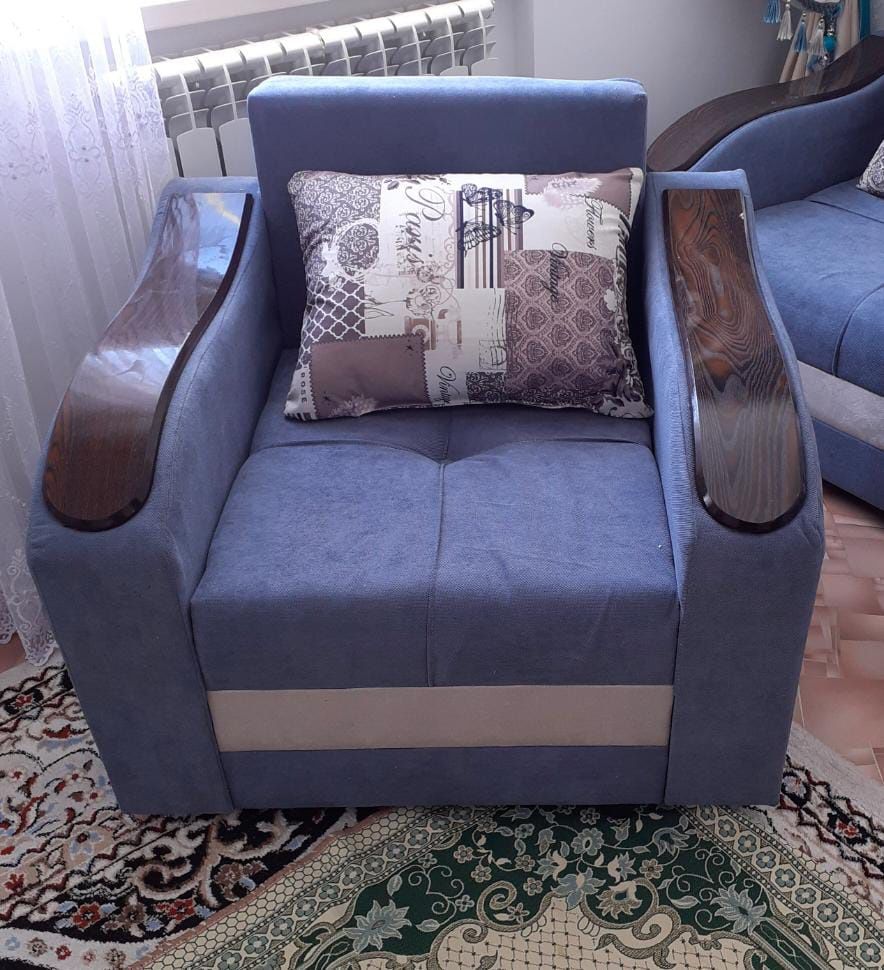 Мебель продается диван раскладной и 2 раскладных кресла. Еврокнижка