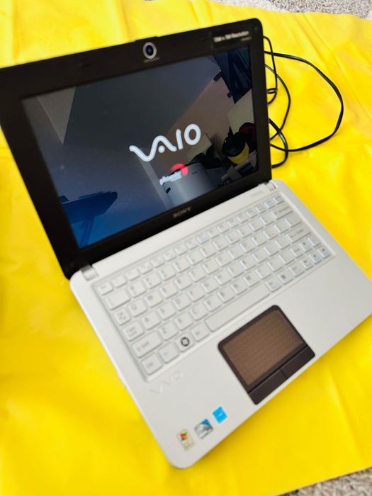 Sony Vaio ultra book с документи и чантичка през рамо