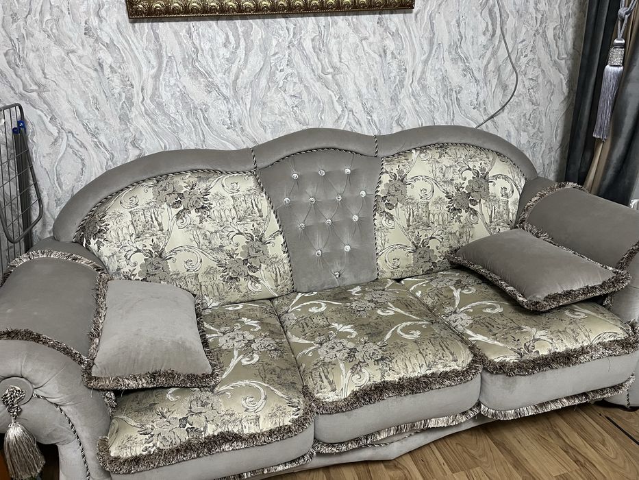 Продам диван с креслами