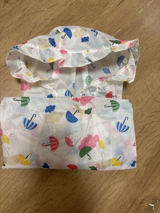 Дъждобран, чадър и обувки за куче