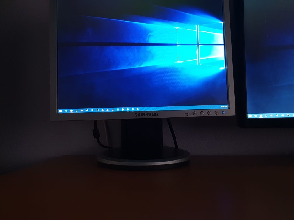 Vând Monitor SAMSUNG SyncMaster 740N 17 inch în stare excelentă!