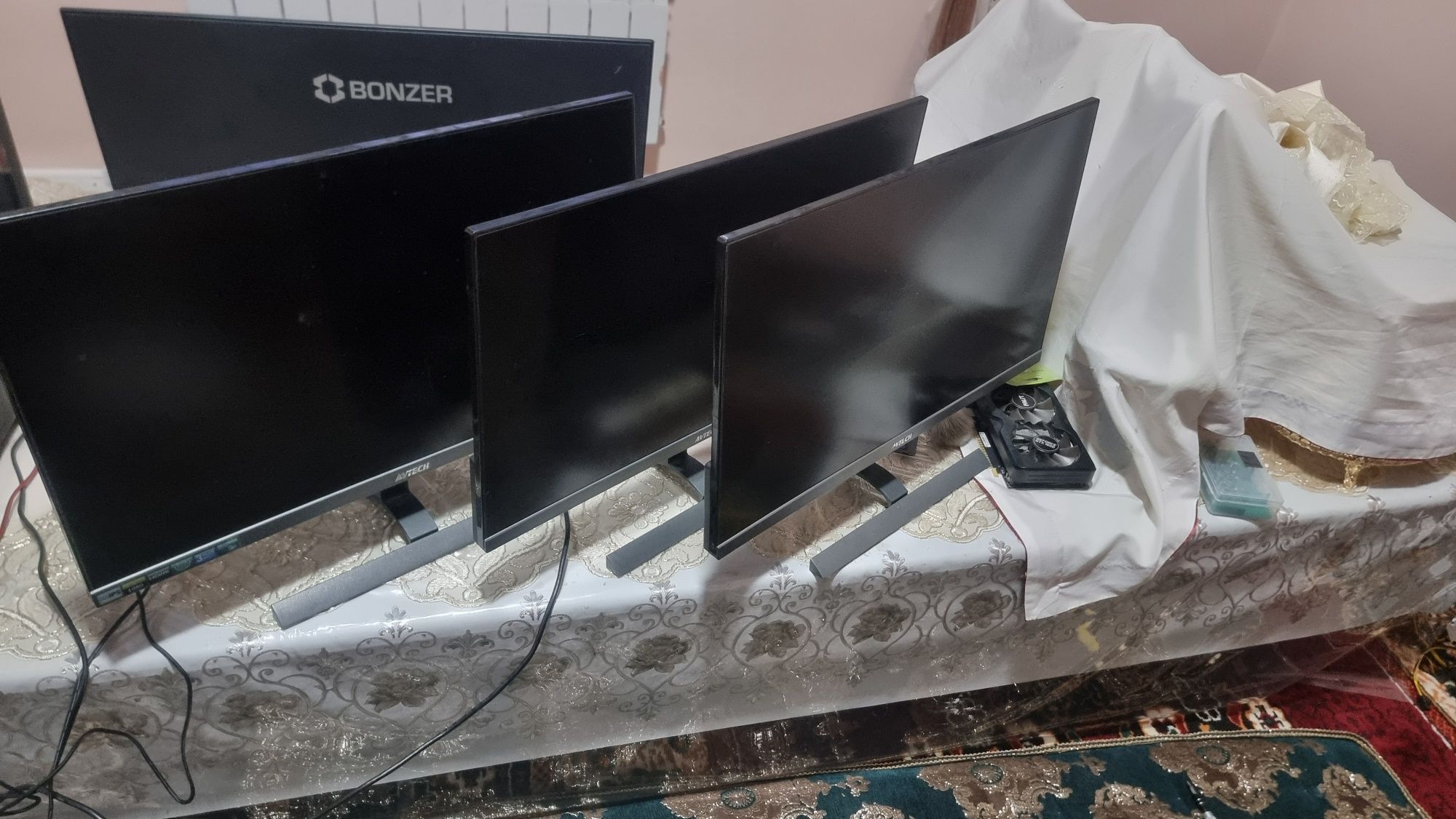 Monitor 24 xolati zur  avtech