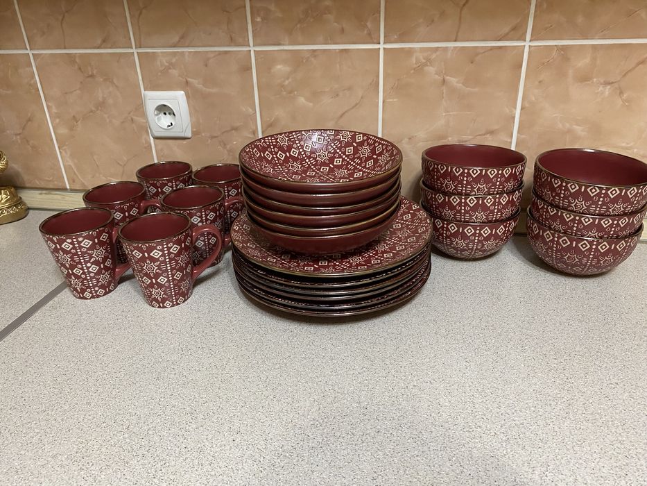 Набор керамической посуды 24 предметов