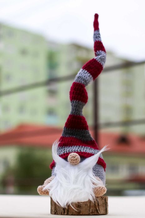 Figurina crosetata gnom de Craciun. Opritor de usa. Cadou handmade