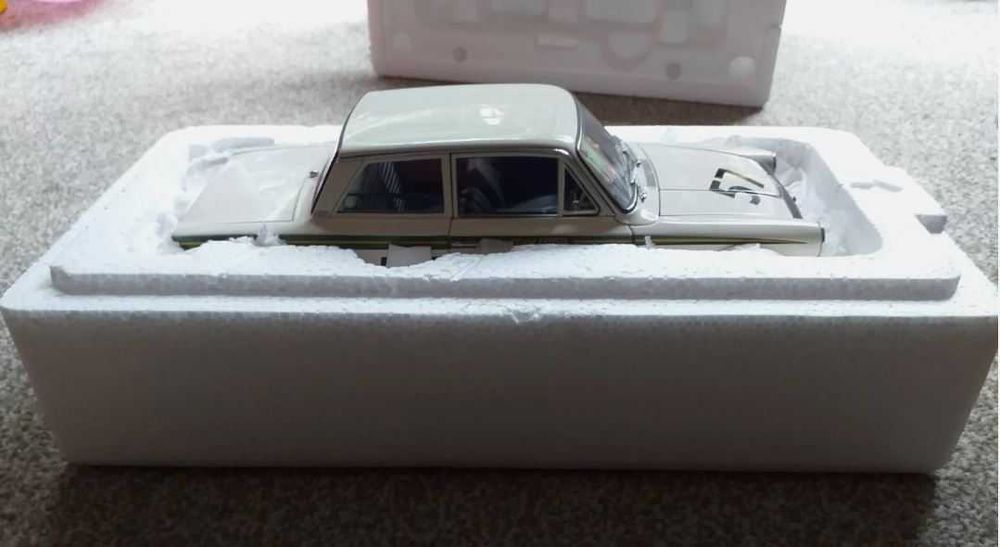 1:18 Autoart Lotus Cortina Jim Clark 1964 Crystal Palace