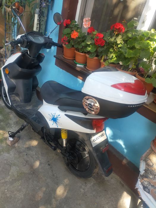 scuter electric stare buna dar necesita baterii fiind nefolosit.