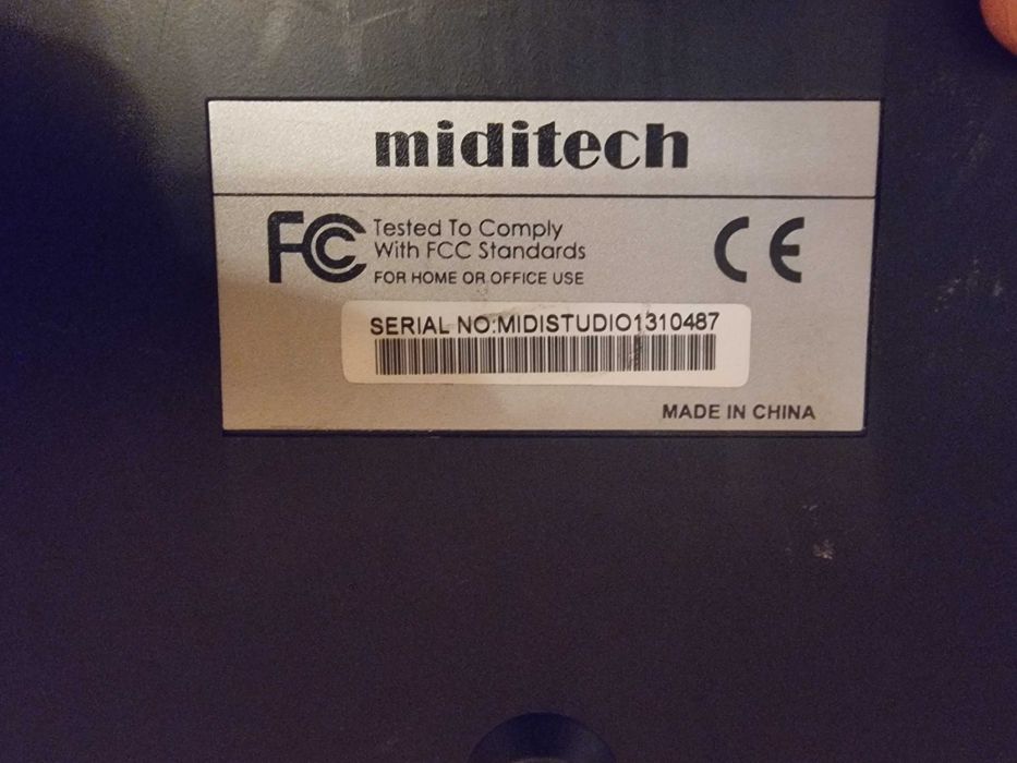 clapa midi midstudio cu adaptor midi la usb c si usb a