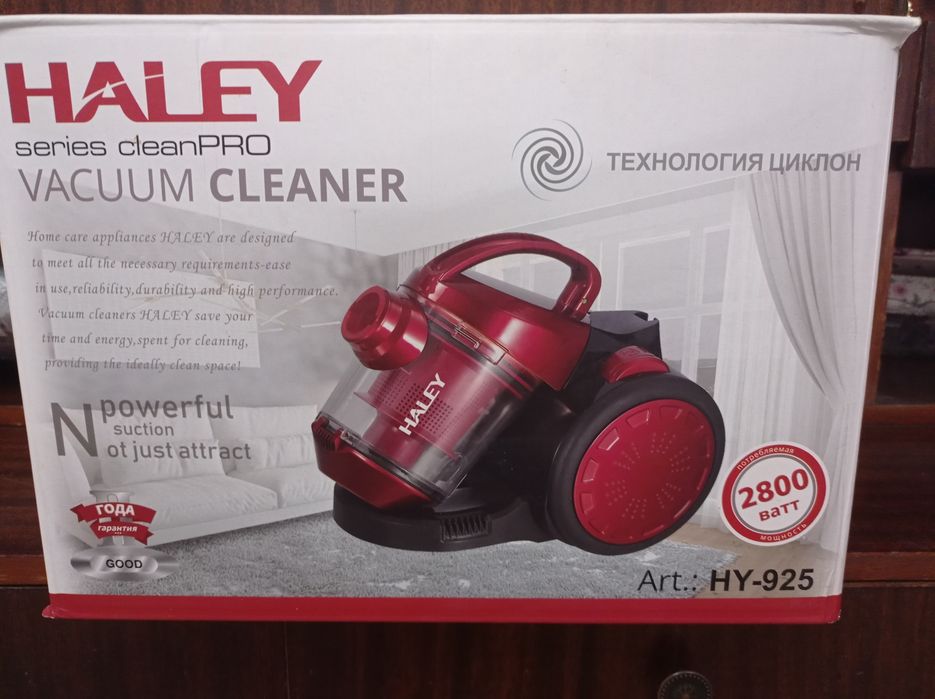 Пылесос новый красного цвета