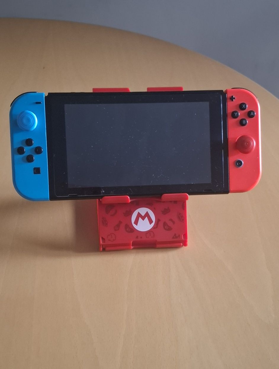 Nintendo Switch + допълнителни аксесоари и игри.