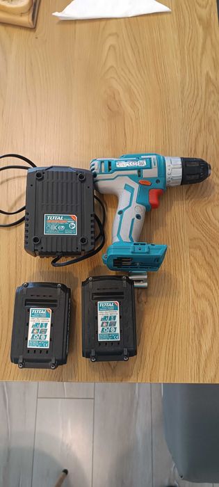 Винтоверт Total с две батерии и зарядно устройство работи без забележк