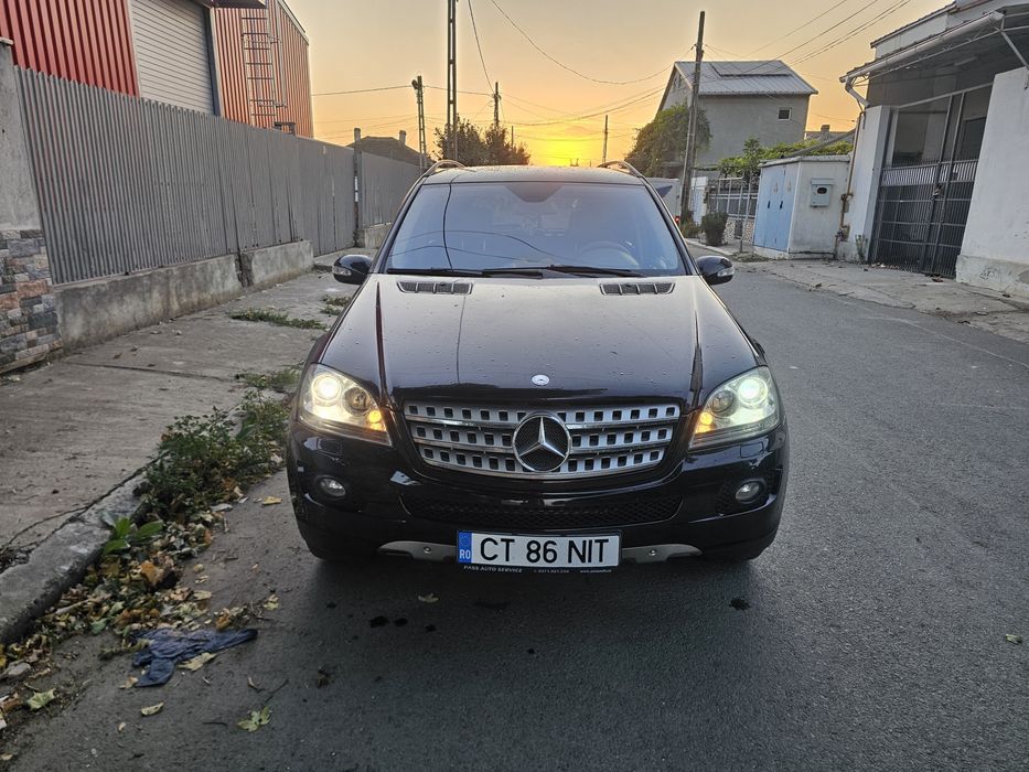 Vând Mercedes ML