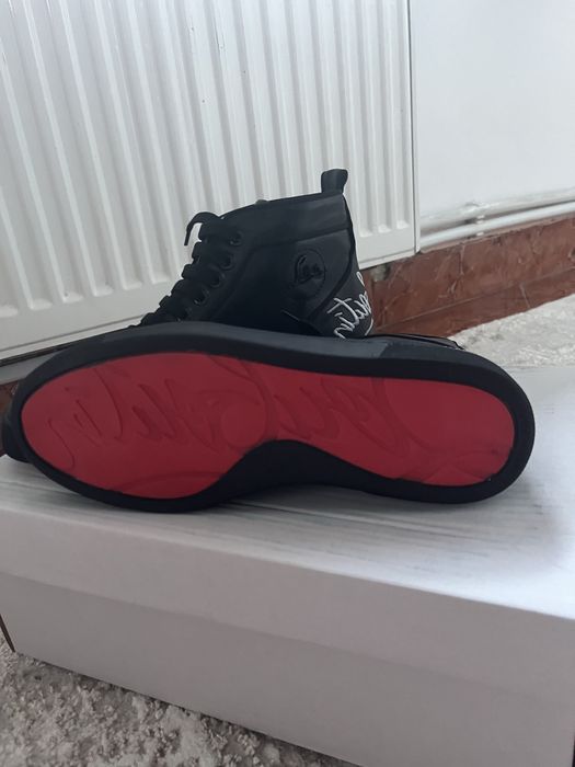 Louboutin noi cu eticheta