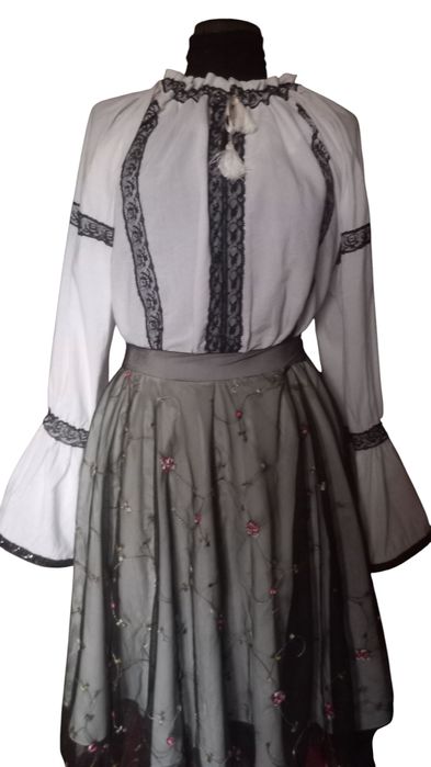 Ie cu dantela și paiete