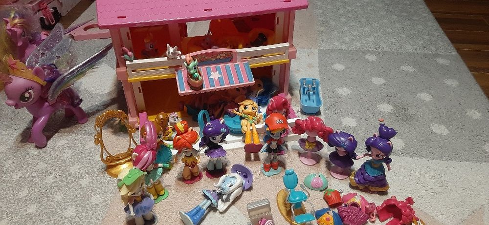 Căsuța jucărie păpuși