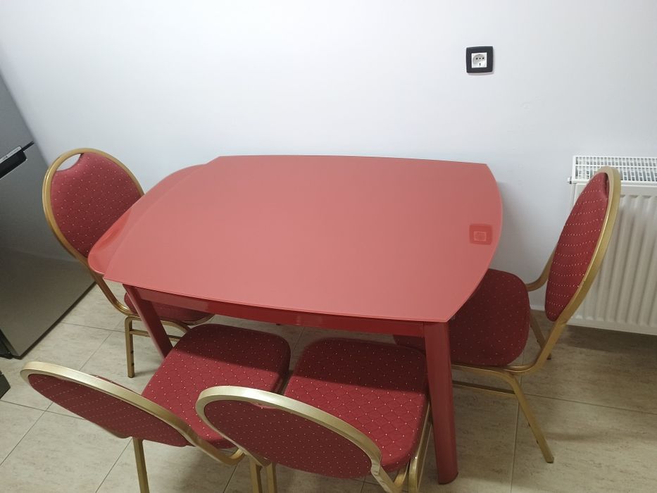 Scaune pentru living ,4 scaune cu cadru metalic,auriu cu stofa roșie