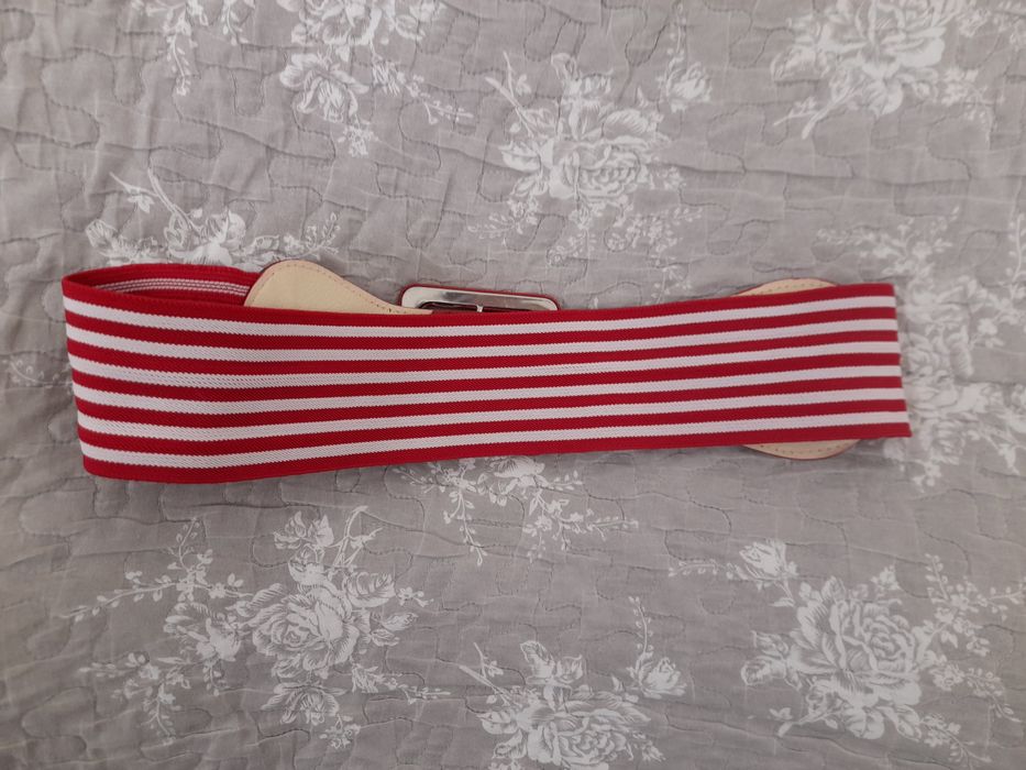 Curea roșie, elastică pentru damă