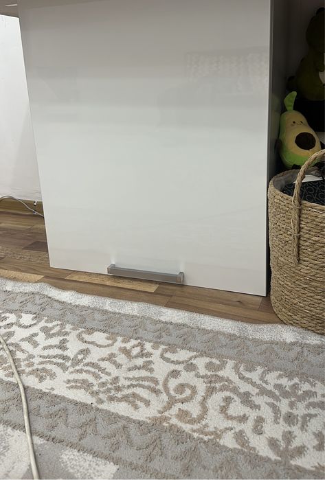 Продам шкаф навесной! В отличном состояний! Срочно!!!   Торг уместен!!