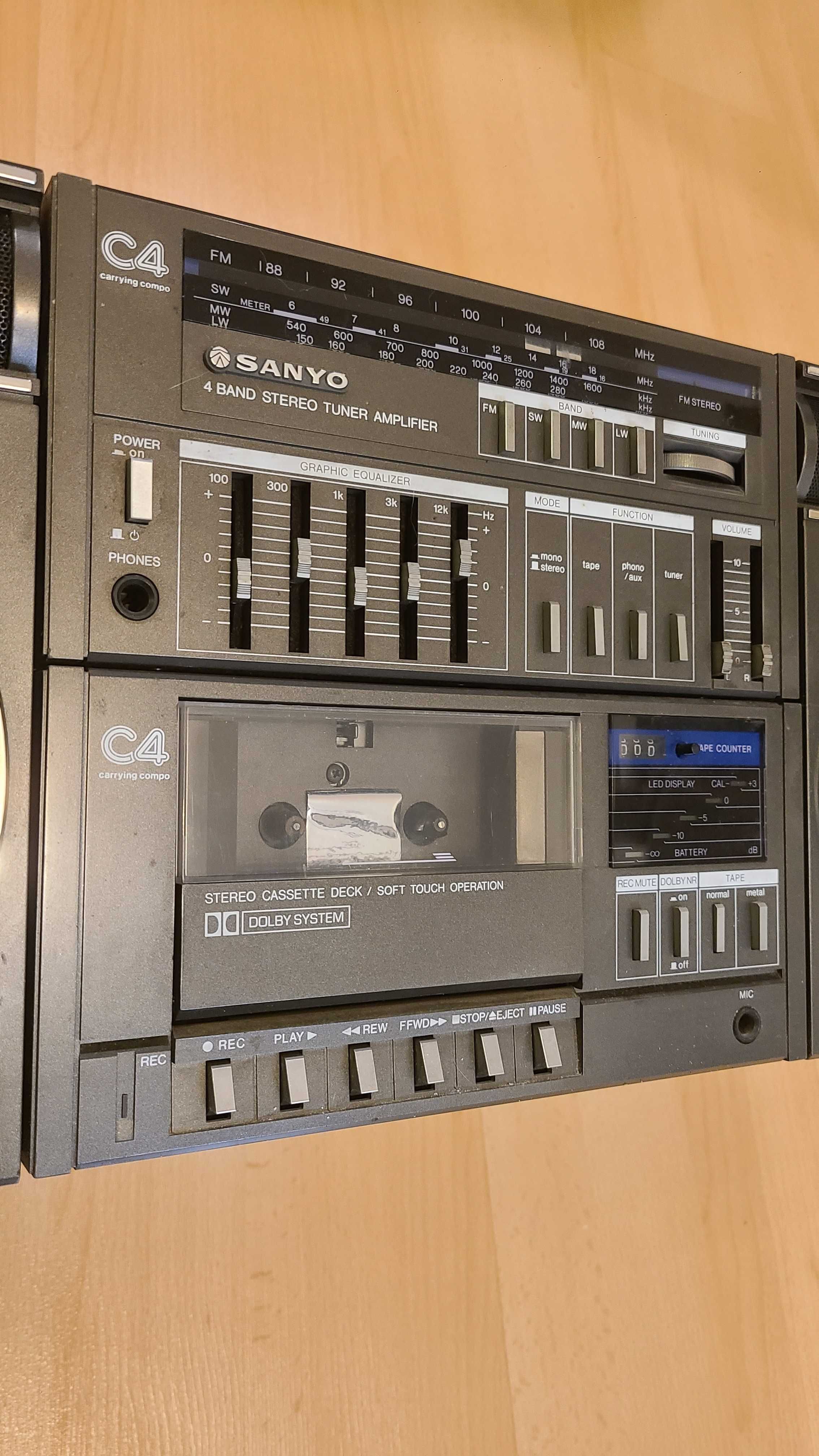 Mini sistem audio portabil radio casetofon vintage SANYO C4