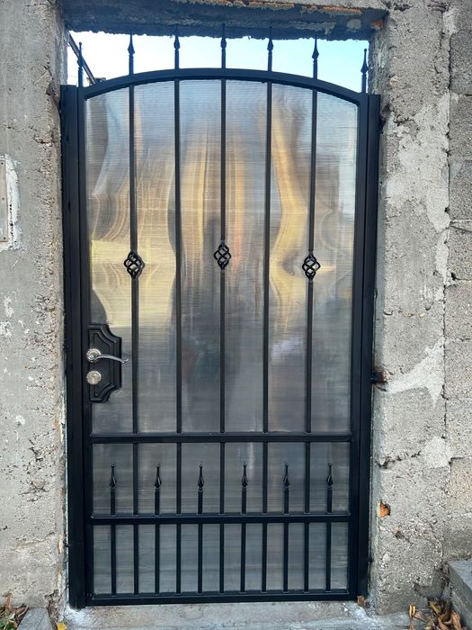 Врати ,огради и парапети от ковано желязо .