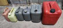 Vand 6 bidoane din plastic, de 3L,5L,10L, 20L, curate, toate la 50 lei