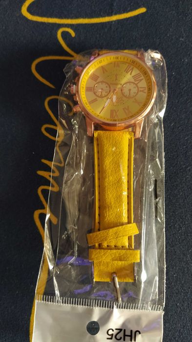 Vand Ceas de culoare GALBEN nou cu blocare cheita de pornire