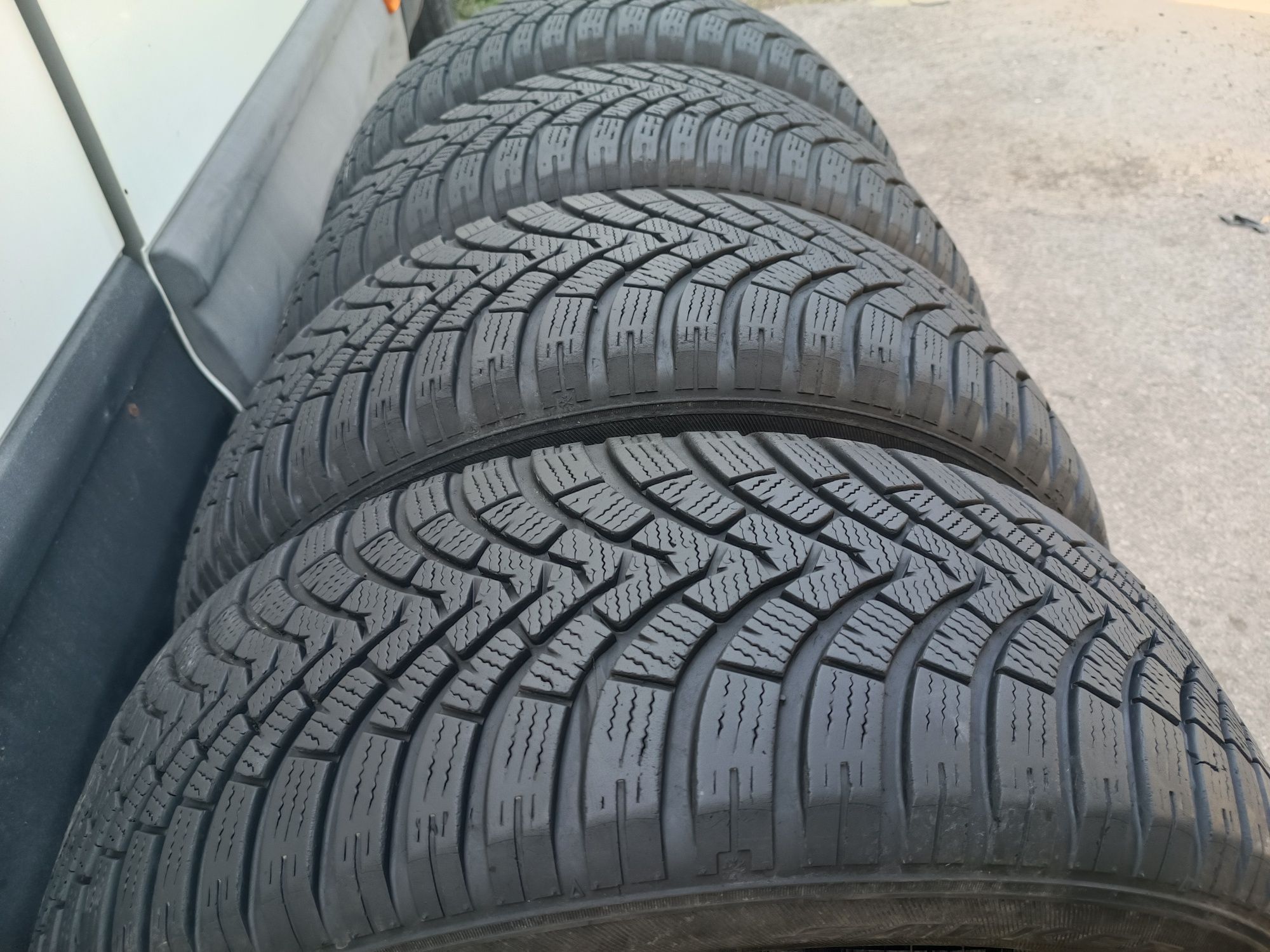 225/60/17 Falken