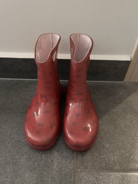 Продавам детски ботуши UGG за момиче