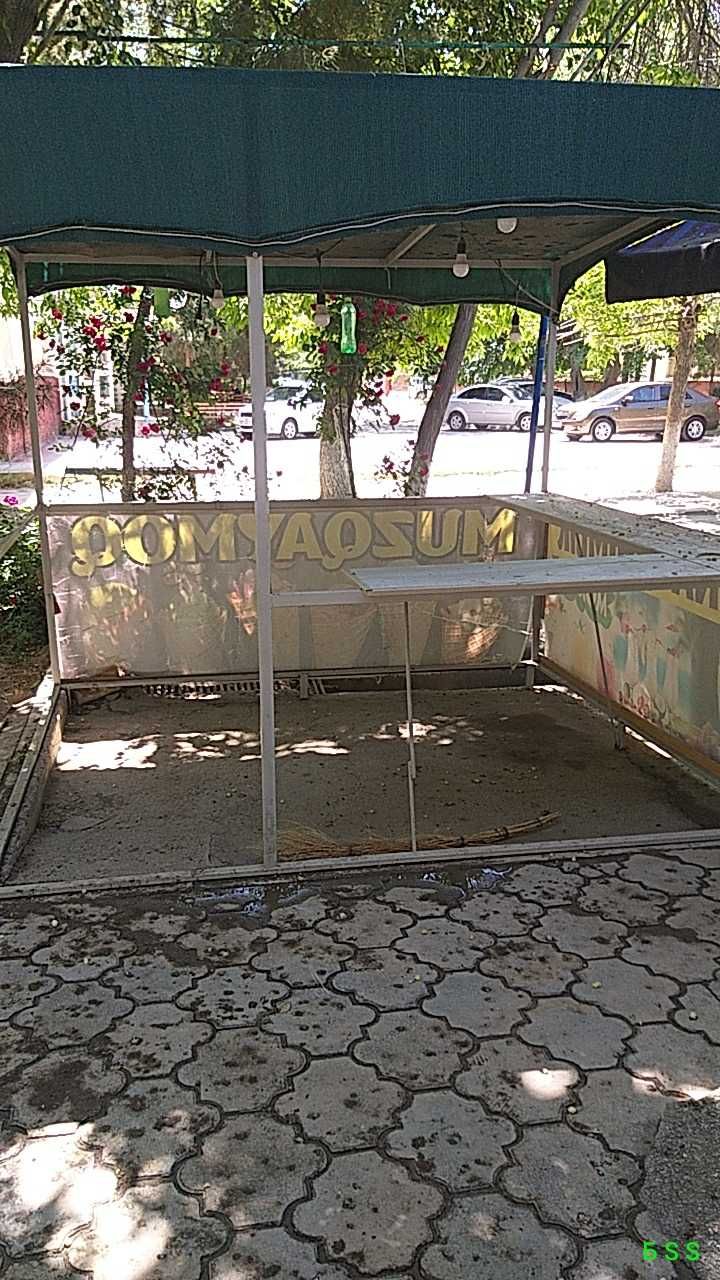 Навес с полками стойками.