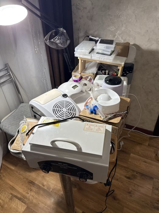 Маникюрный стол с материалами и инструментами