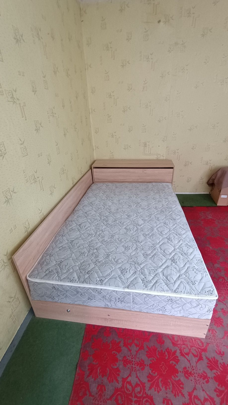 Приста 1.90 на 120 , диван и трикрилен гардероб.