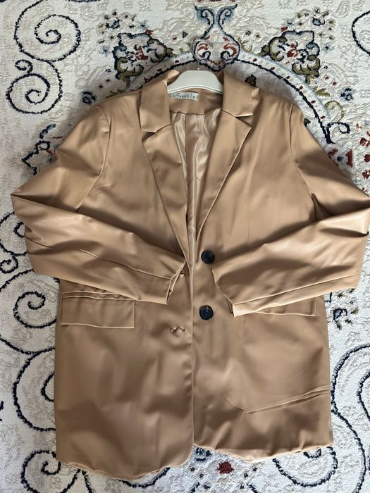 пиджак сатылады. бреуи коныр кожаный